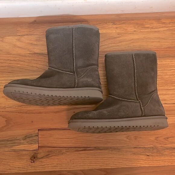 Koolaburra Gray Mid-Calf Boots with Plush Lining - Picture 2 of 8